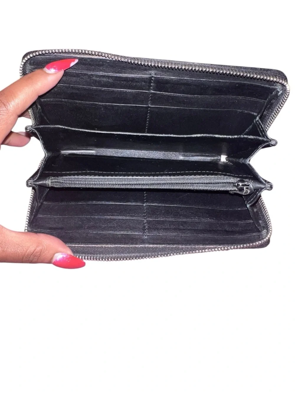 Gucci Black Embossed GG Zip Wallet - Picture 7 of 9